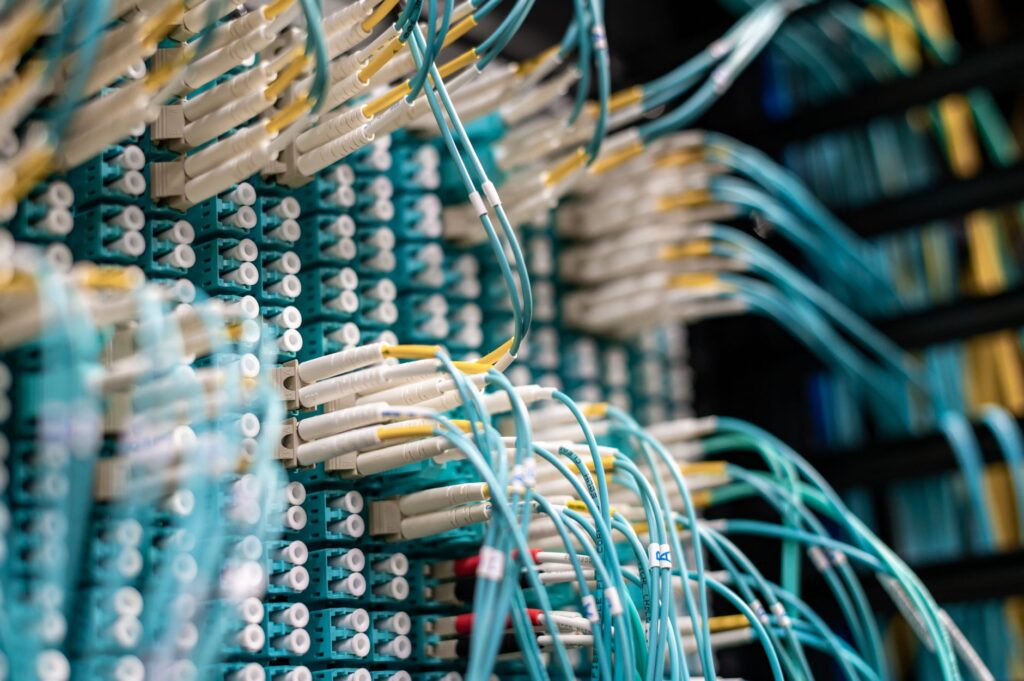 Jitter – kolísání latence a proč je důležitější než ping 2026